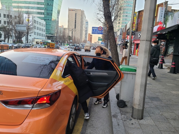 3일 오전 서울 마포구 서대문역 앞에서 택시기사 권영호(67)씨가 3일 오전 수험생들을 택시에 태워 인근 대학수학능력시험 수험장으로 보내고 있다. /사진=정한결 기자.