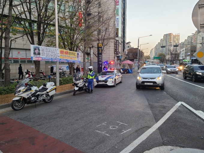 3일 오전 서울 마포구 서대문역 앞에서 한 경찰관이 수험생 긴급이동지원을 위해 대기하고 있다. /사진=정한결 기자.