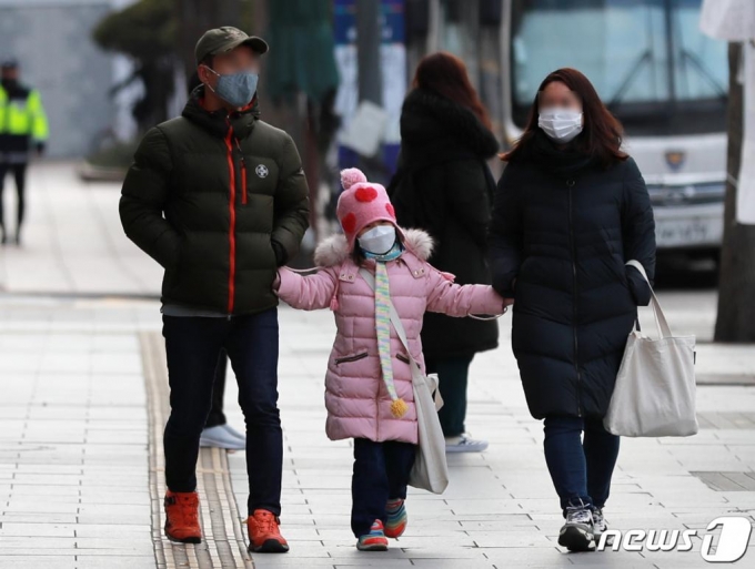  전국 대부분의 지역의 기온이 영하권으로 떨어진 지난달 29일 오전 서울 세종로에서 두껍게 옷을 입은 시민들이 발걸음을 옮기고 있다. /사진=뉴스1