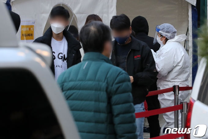 3일 오전 서울 강남구 보건소 선별진료소에서 내원객들이 의료진 안내를 받고 있다.  2020.12.3/뉴스1 © News1 이동해 기자