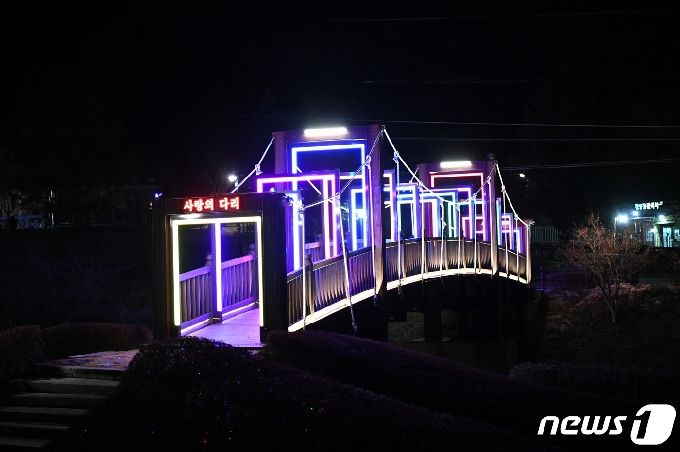 예당호 조각공원 야간경관조명(예산군 제공)© 뉴스1