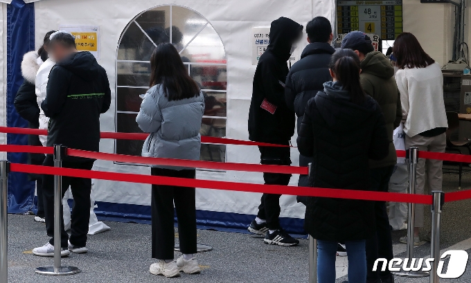 3일 오전 서울 강남구 보건소 선별진료소에서 내원객들이 의료진 안내를 받고 있다. 2020.12.3/뉴스1 © News1 이동해 기자