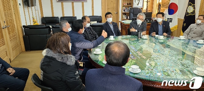 공주시 이·통장 협의회 대표단 13명이 의장실에서 김경수 의원, 이상표 의원에게 사과를 촉구하고 있다.© 뉴스1