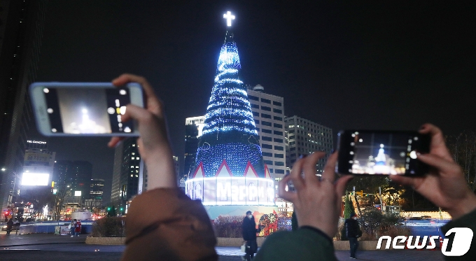 [사진] 서울 도심 불 밝힌 성탄 트리