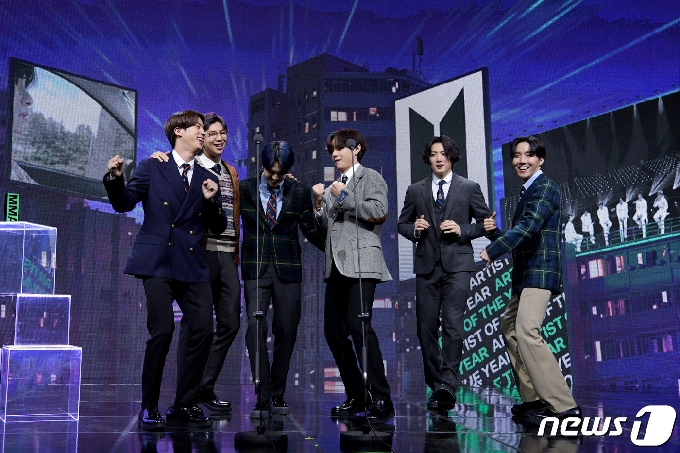 [사진] K-POP 역사를 새로 쓰고 있는 '방탄소년단'