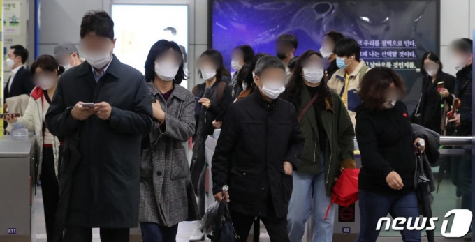 11월 보건용 마스크를 착용한 채 출근하는 시민들 /사진=뉴스1