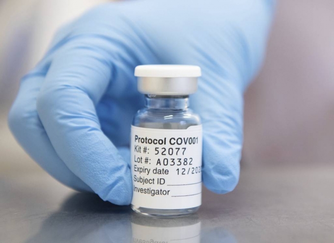[AP/뉴시스] 2020년 11월23일 영국 옥스퍼드대 제공 사진으로 아스트라제네카와 공동개발한 코로나 19 백신 주사약이다. 2020. 11. 27.    …