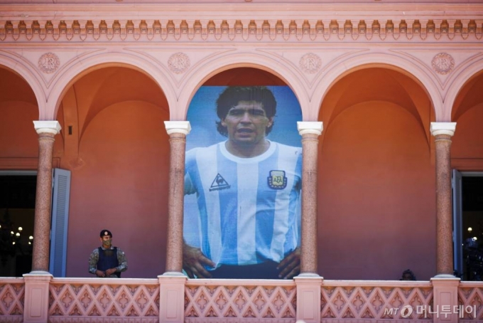 지난달(11월) 26일 아르헨티나 부에노스아이레스의 대통령궁 발코니에 디에고 마라도나의 대형 포스터가 걸려 있다./사진=뉴시스
