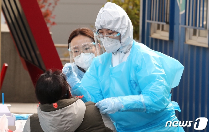 충남 천안 동남구보건소 선별진료소에서 시민들이 검사를 받고 있다. 2020.11.5/뉴스1 © News1 김기태 기자