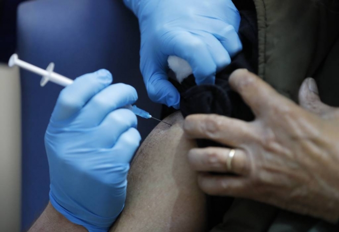 영국 수도의 기스 병원에서 한 간호원이 화이자-비오엔테크 코로나 19 백신을 주사 접종하고 있다./사진=AP/뉴시스