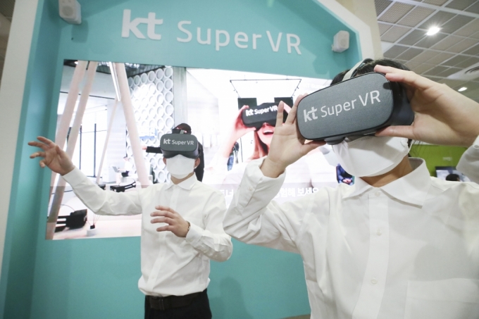 KVRF 2020에 방문한 관람객들이 KT 전시관에서 슈퍼VR 콘텐츠를 즐기는 모습