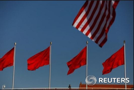 미국 성조기와 중국 오성홍기가 휘날리는 베이징 거리. © 로이터=뉴스1