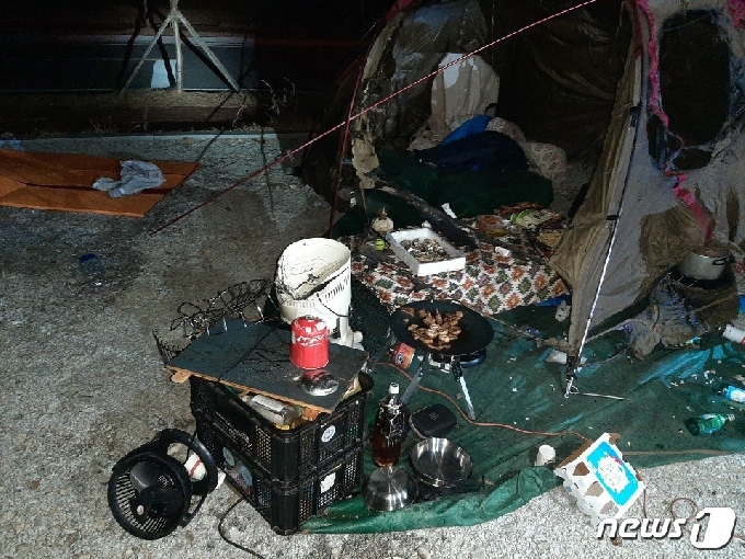 지난 12일 오후 10시 8분쯤 경북 영주시 평은면에 있는 한 캠핑장의 텐트 안에서 450g 가스통이 폭발하는 사고가 발생했다.(경북소방본부 제공)/사진=뉴스1