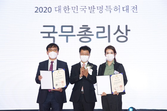 마린이노베이션(차완영 대표, 왼쪽 첫 번째)이 1일 서울 삼성동 코엑스에서 열린 ‘2020 대한민국발명특허대전’에서 국무총리상을 수상했다./사진=SK이노베이션