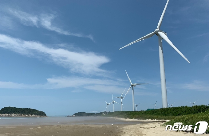 전남 신안군 자은도 해변을 따라 건설된 해상풍력발전소. /뉴스1 © News1