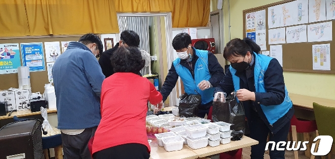 한국수자원공사 양주수도지사(지사장 정기헌)는 직원들이 취약계층에게 도시락을 지원하는 모습. © 뉴스1