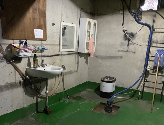 이게 경비원 휴게실의 화장실이다. 저 네모난 물 고인 곳에 소변을 본단다. 변기 하나 제대로 없어서./사진=남형도 기자
