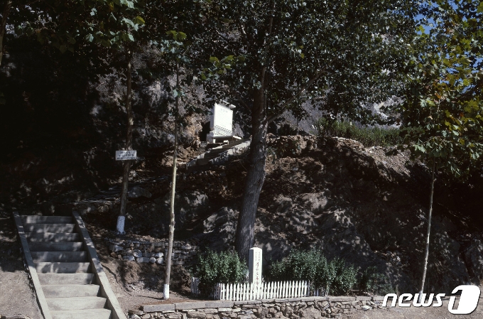 황해북도 상원군에 있는 검은모루동굴 입구 모습. 1966년에 발견된 우리나라를 대표하는 구석기유적지다. (미디어한국학 제공) 2020.12.19.© 뉴스1