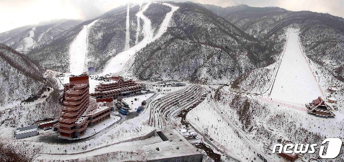 2013년 태백산맥의 마식령 고개에 건설된 마식령스키장 전경. (평화경제연구소 제공) 2020.12.19.© 뉴스1