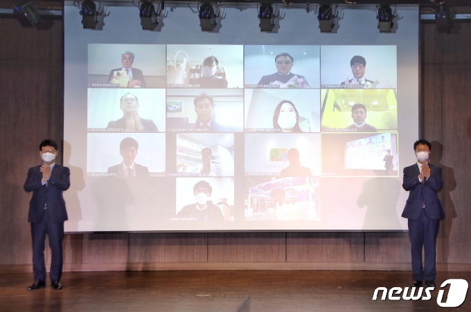 김용래 특허청장(우측)이 온라인으로 참석한 특허기술상 수상자들과 기념촬영을 하고 있다.© 뉴스1