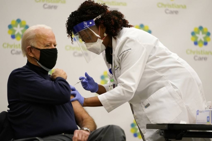 조 바이든 미국 차기 대통령 당선인이 21일(현지시간) 델라웨어 뉴어크 소재 크리스티애나케어 병원에서 화이자의 신종 코로나바이러스 감염증(코로나19) 백신을 접종 받고 있다. /사진=[뉴어크=AP/뉴시스]