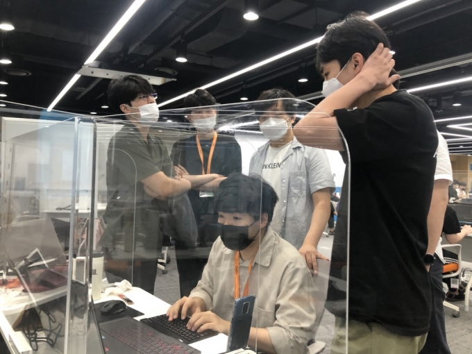 삼성 청년 소프트웨어 아카데미 서울캠퍼스의 교육생들이 협업 프로젝트를 진행하고 있다. /사진제공=삼성전자