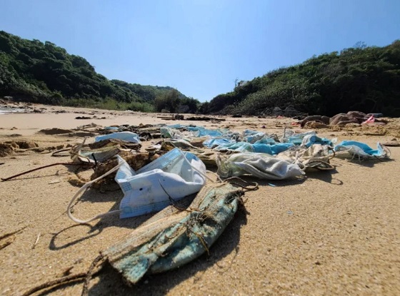 홍콩 바다환경 보존단체 ‘오션스아시아’는 올해 코로나19 대유행으로 전 세계 약 15억6000만개의 폐마스크가 바다로 흘러 들어갔다고 밝혔다/사진=오션스아시아