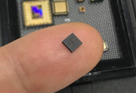 이번에 개발된 IoT 단말용 초소형 양자보안칩을 검지 손가락에 올려놓은 모습. /사진=LG유플러스