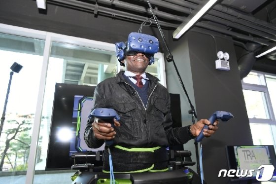 서울 성북구 한성대학교에서 열린 상상파크 개관 프레스데이 행사에서 외국인 유학생이 VR 트레드밀(가상공간 걷기 및 뛰기)을 체험하고 있다/사진=뉴스1