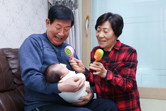 LG의인상을 수상한 전옥례씨(74세, 사진 오른쪽)가 남편 유성기씨(73세, 사진 왼쪽)에 서울 서대문구에 위치한 자택에서 위탁아동을 돌보는 모습/사진제공=LG