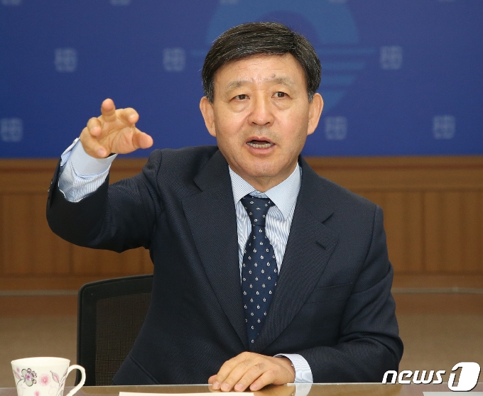 28일 허성곤 김해시장이 새해 시정운영 방향에 대해 설명했다. © 뉴스1