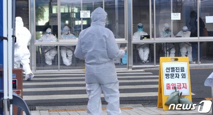 28일 오후 서울 동대문구 보건소에 마련된 신종 코로나바이러스 감염증(코로나19) 선별진료소에서 의료진들이 검사 준비를 하고 있다./사진=뉴스1