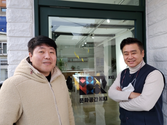 신준경 핀업 이사와 아트디렉터로 활동 중인 배우 이광기(오른쪽)이 경기도 일산 문화공간 KKI에서 나눔에 대해 설명했다. 