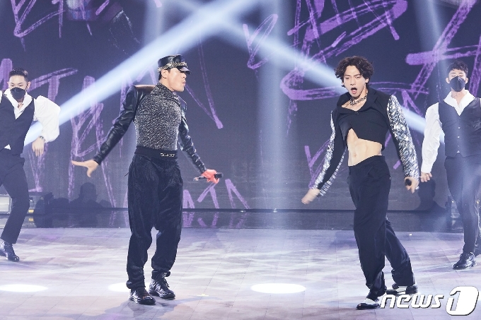 [사진] 박진영-비 '전설의 댄싱머신들의 만남'