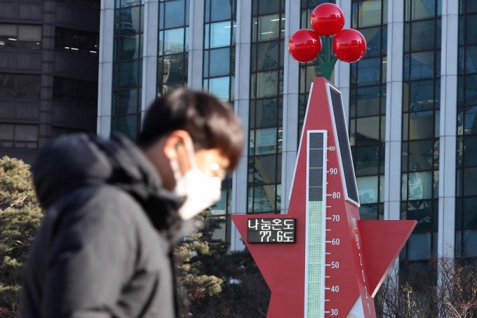 31일 오전 중구 서울시청 앞 광장에 설치된 사랑의온도탑에 나눔온도가 표시돼 있다. / 사진=김휘선 기자 hwijpg@