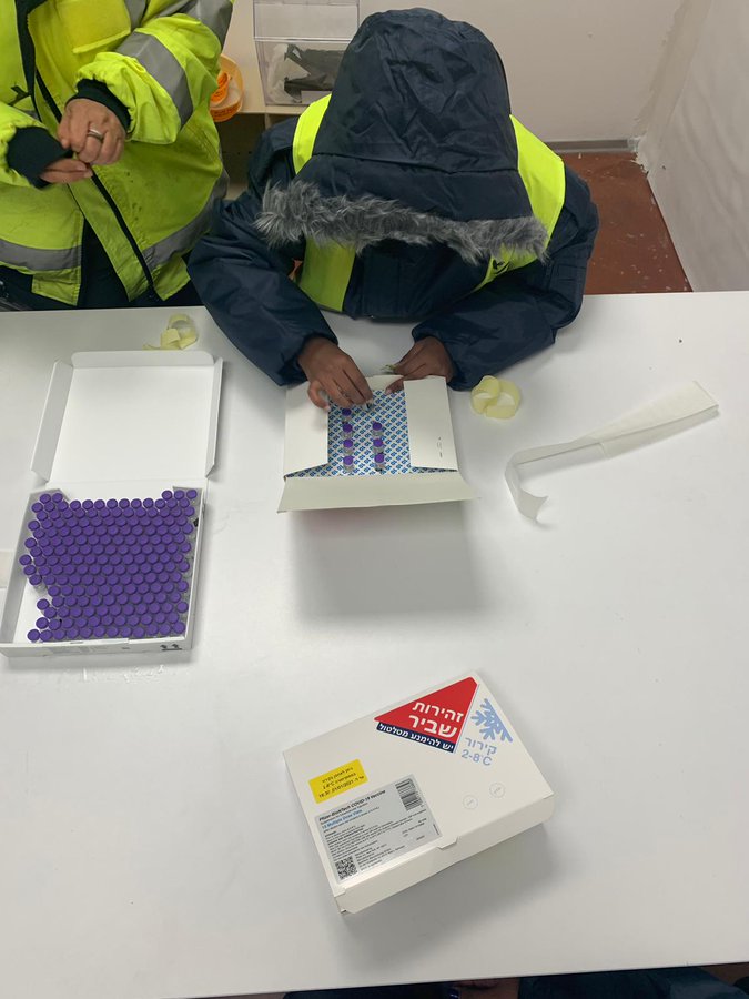율리 에델스타인 보건부장관이 트위터에 공개한 사진. 작업자가 특정 지역으로 보낼 코로나19 백신을 재포장 하고 있다. 