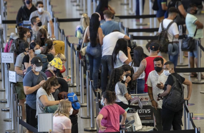 브라질 상파울루 인근 과룰류스의 과룰류스 국제공항에서 여행객들이 여객기 탑승을 기다리고 있다.2020.12.31./사진제공=AP/뉴스1