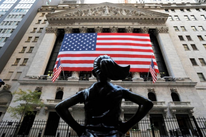 The Fearless Girl statue is seen outside the New York Stock Exchange (NYSE) in Election Day in Manhattan, New York City, New York, U.S., November 3, 2020. REUTERS/Andrew Kelly / = 1