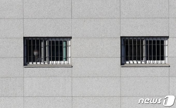 [사진] 동부구치소 6차 전수검사 '창 밖 바라보는 수감자'
