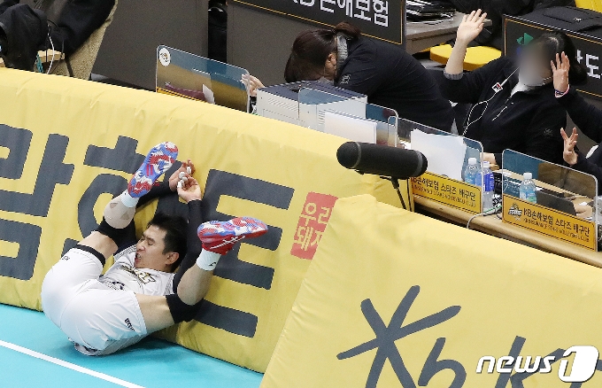 [사진] 김진수 '몸을 날리는 허슬 플레이'