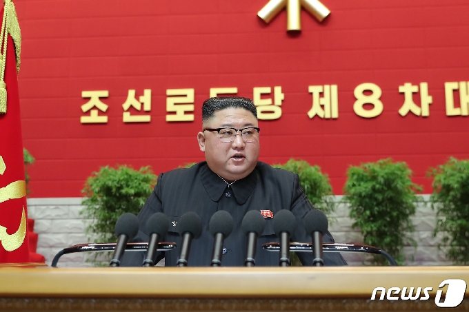 [사진] 북한 김정은, 제8차 노동당 대회 개회사 진행