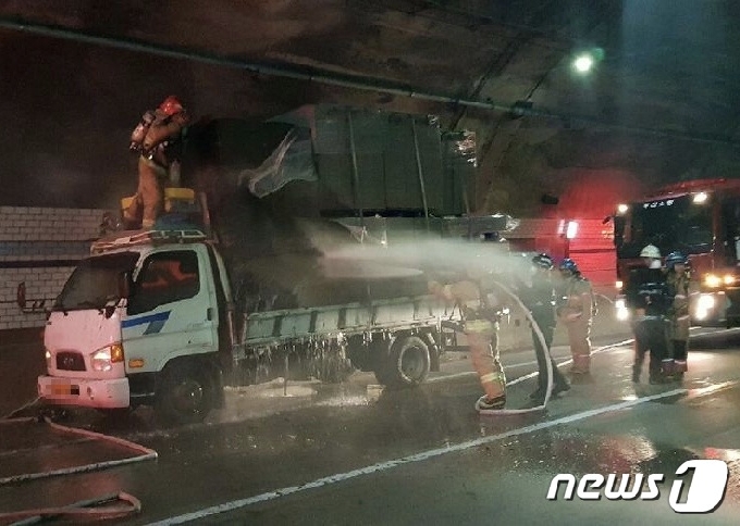 화재가 난 화물차량.(부산경찰청 제공)© 뉴스1