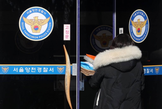 6일 오전 서울 양천경찰서로 한 시민이 들어가고 있다. /사진=뉴시스