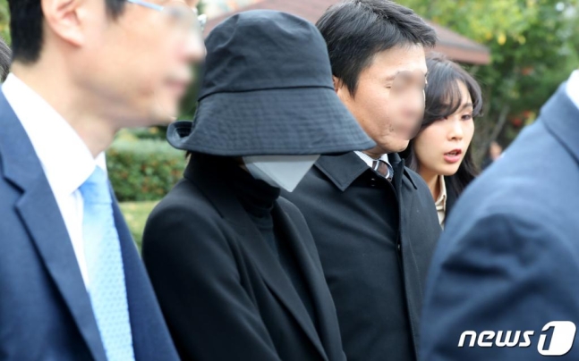 홍정욱 전 한나라당 의원의 딸이 2019년 11월 12일 인천지법에서 열린 결심 공판을 마치고 나서고 있다. / 사진=뉴스1