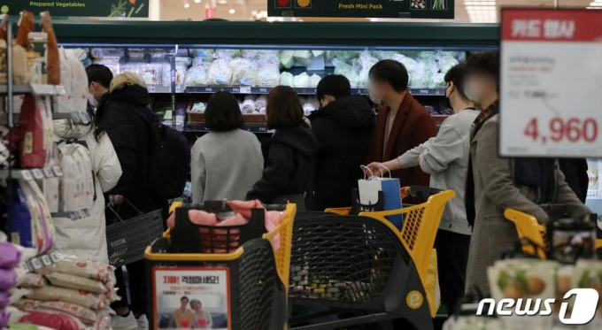 서울 시내의 한 마트의 식재료 코너에 장을 보러 나온 시민들로 붐비고 있다. /사진=뉴스1