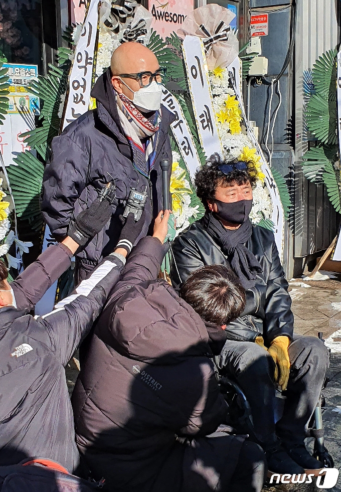 [사진] 이태원 상인들 집회 함께한 홍석천과 강원래