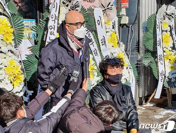 [사진] 이태원 상인회 집회 함께한 홍석천-강원래