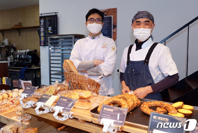 김경오빵집 김경오 사장(왼쪽)과 유재성 점장.2021.1.9 /뉴스1 © News1 박준배 기자