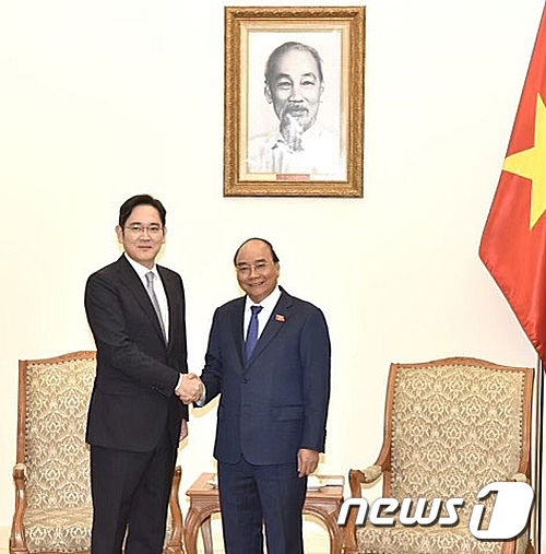 이재용 삼성전자 부회장과 응우옌 쑤언 푹 베트남 총리가 2020년 10월20일 베트남 총리공관에서 협력 방안 논의에 앞서 인사를 나누고 있다. /사진제공=삼성전자