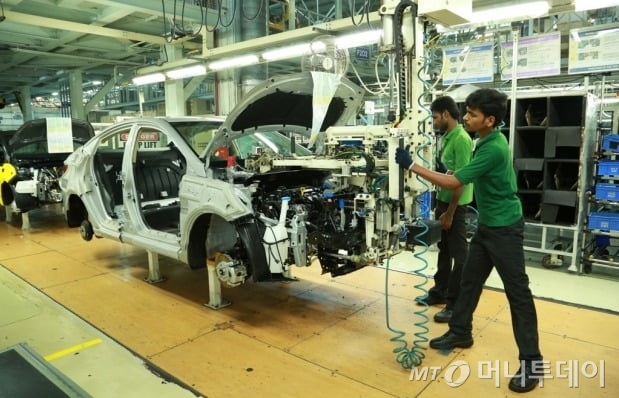 현대차 인도 첸나이공장에서 직원들이 차량을 조립하고 있다. /사진제공=현대자동차